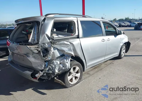 2014 Toyota Sienna Le V6 8 Passenger z USA, uszkodzony, nr VIN 5TDKK3DC9ES420207